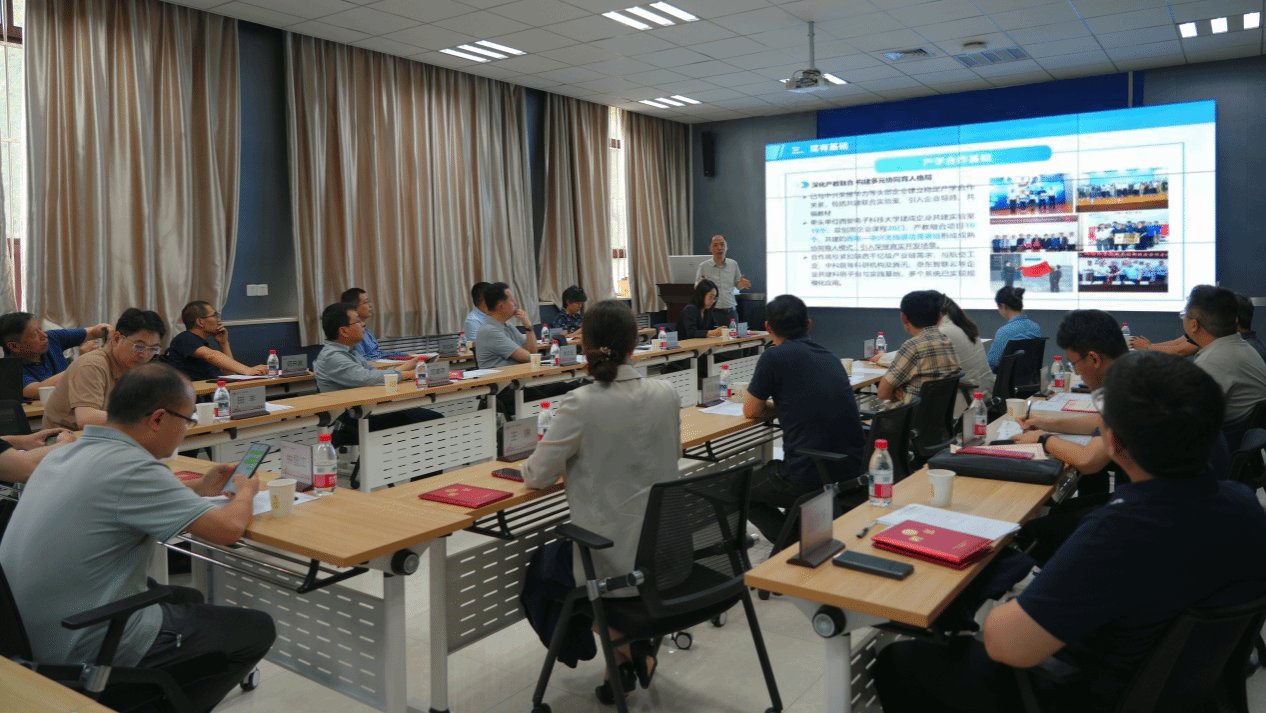 确保专业群建设与产业发展同频共振